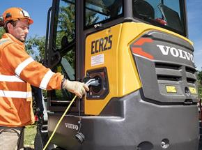 Primeira escavadeira compacta elétrica da Volvo CE é entregue na Europa