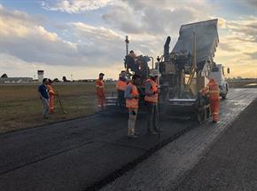 Obra no aeroporto de Curitiba utiliza o sistema de automação 3D Trimble em pavimentadora de asfalto