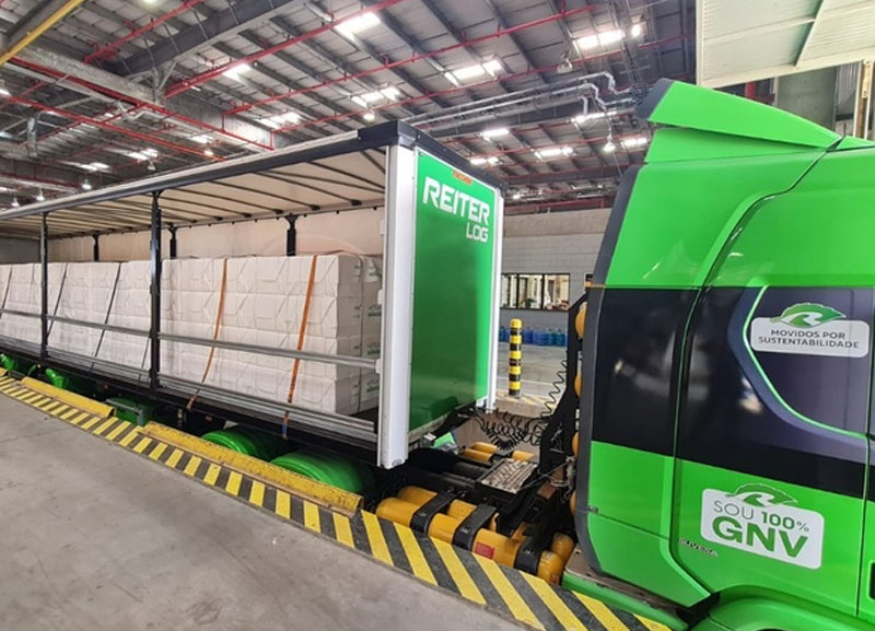 CMPC utiliza caminhão de 7 eixos movido a gás natural