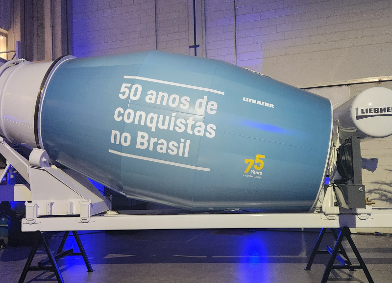 Liebherr comemora 50 anos de Brasil