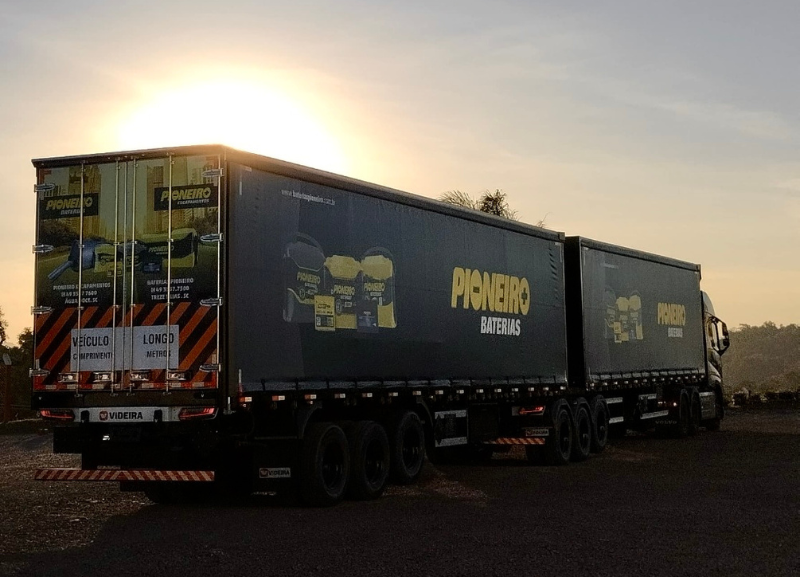 Videira Implementos vende Bitrem customizado para transporte de baterias