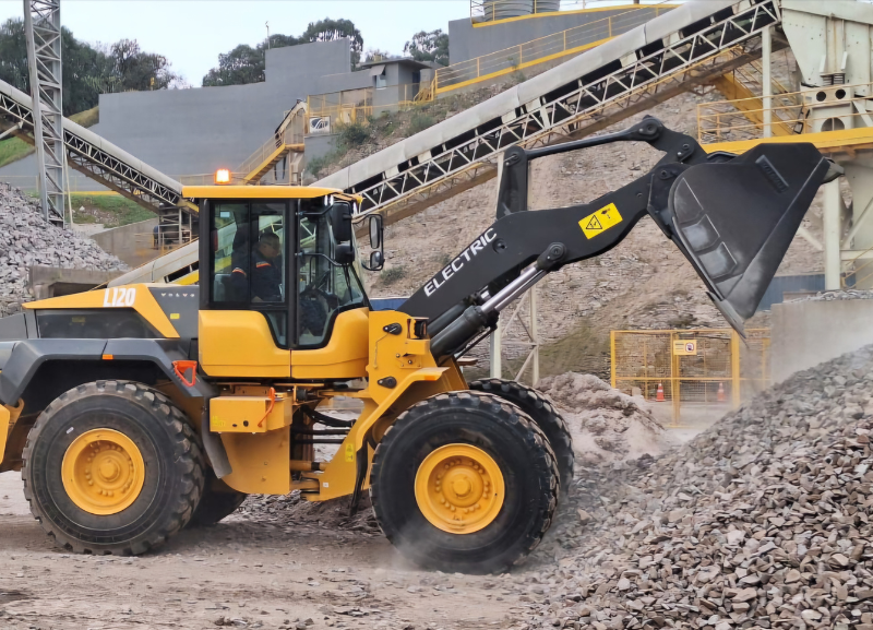 Volvo CE realiza testes com nova carregadeira L120 Electric