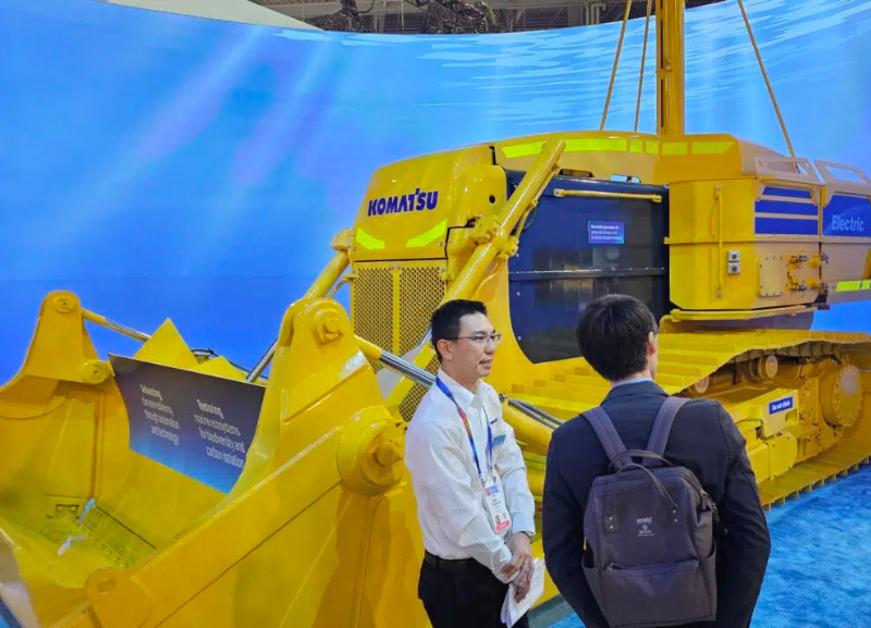 Komatsu apresenta trator subaquático elétrico autônomo