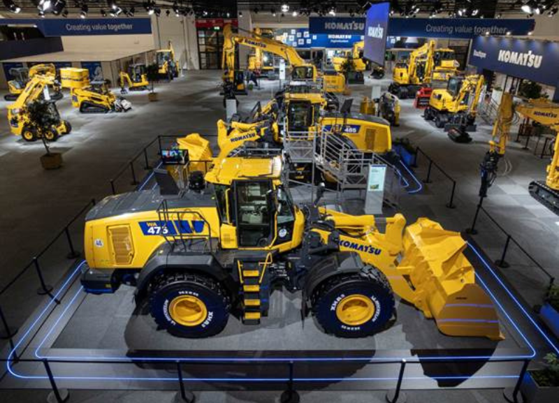 Komatsu apresenta inovações na indústria durante a bauma 2025