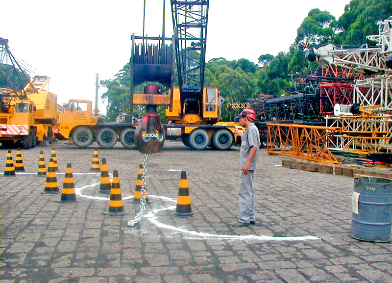 A capacitação e certificação de operadores de guindastes