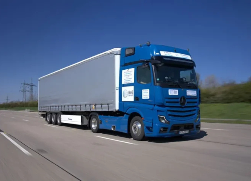 Mercedes-Benz testa B100 em Actros europeu